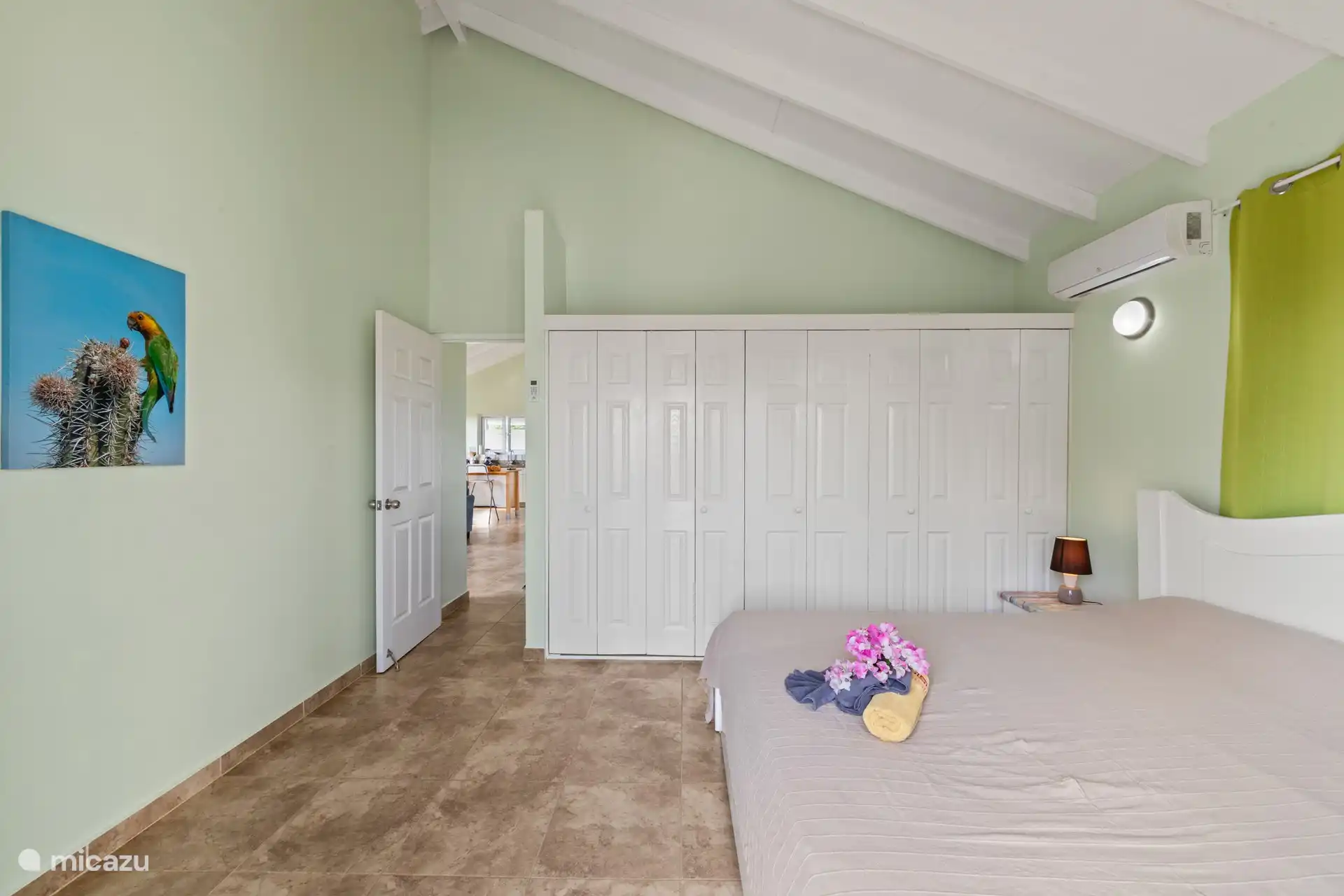 Schlafzimmer an der Vorderseite des Pools.