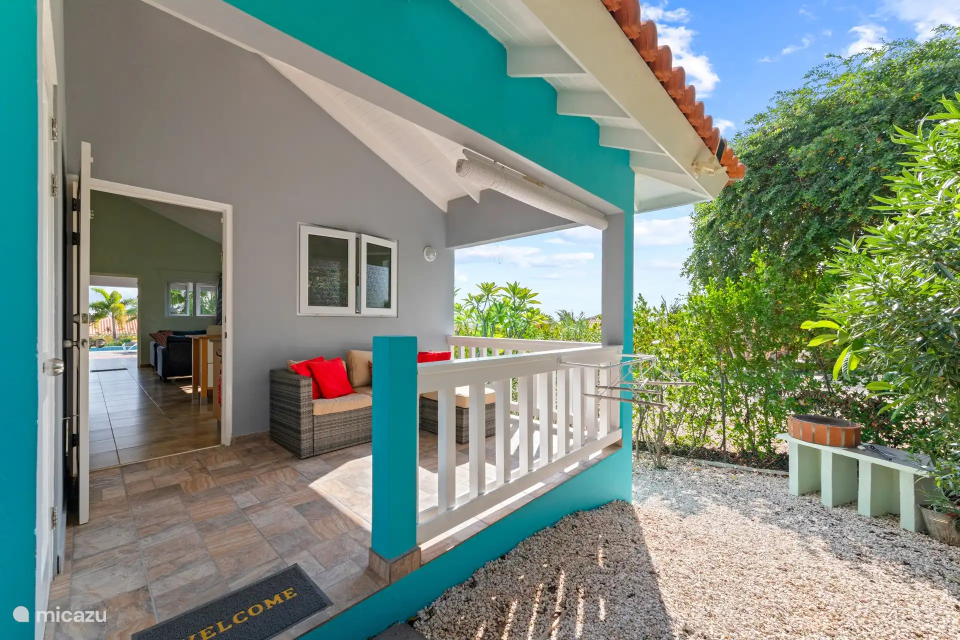 Loungebereich auf der hinteren Veranda