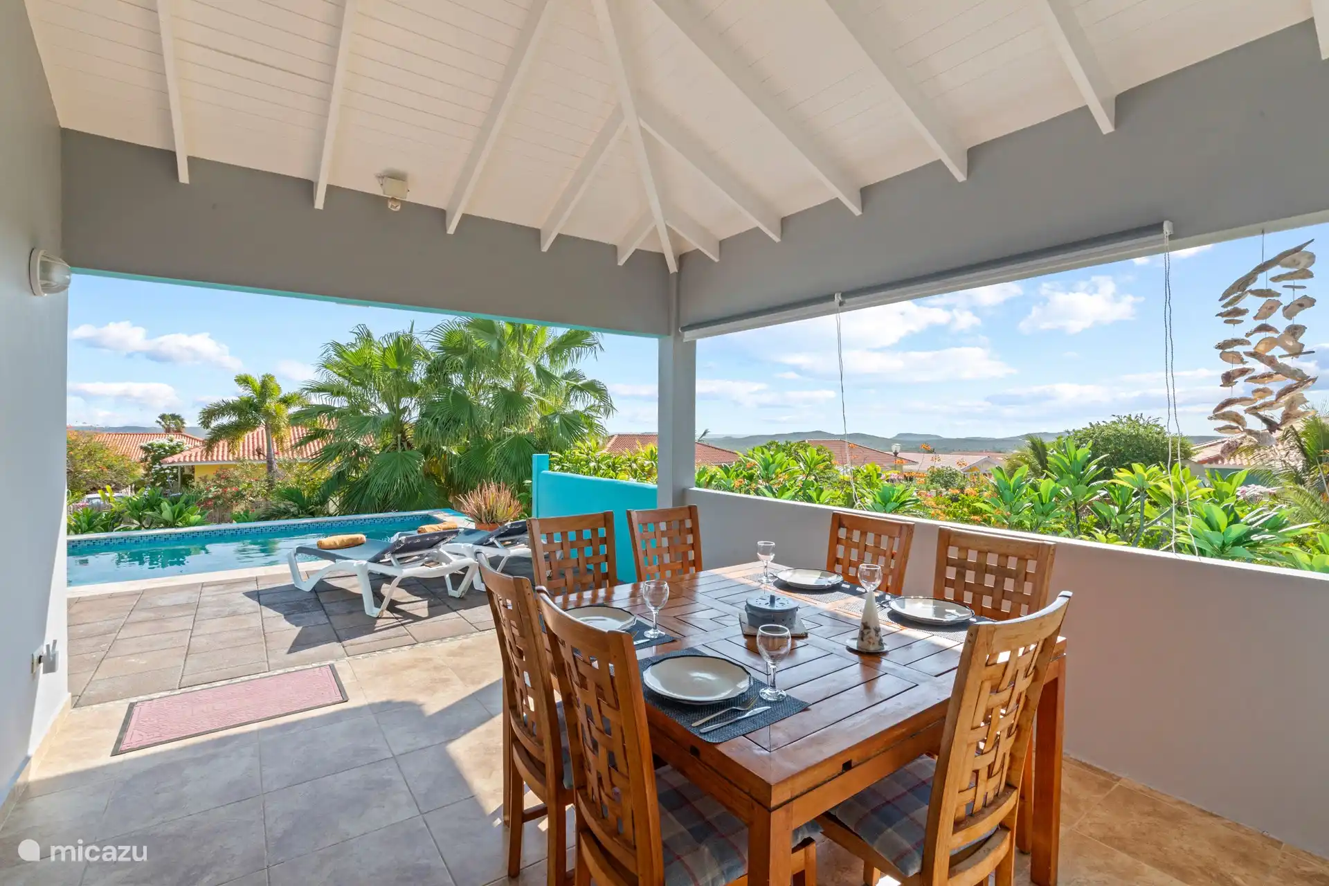 In der Ferne kann man das Meer sehen.