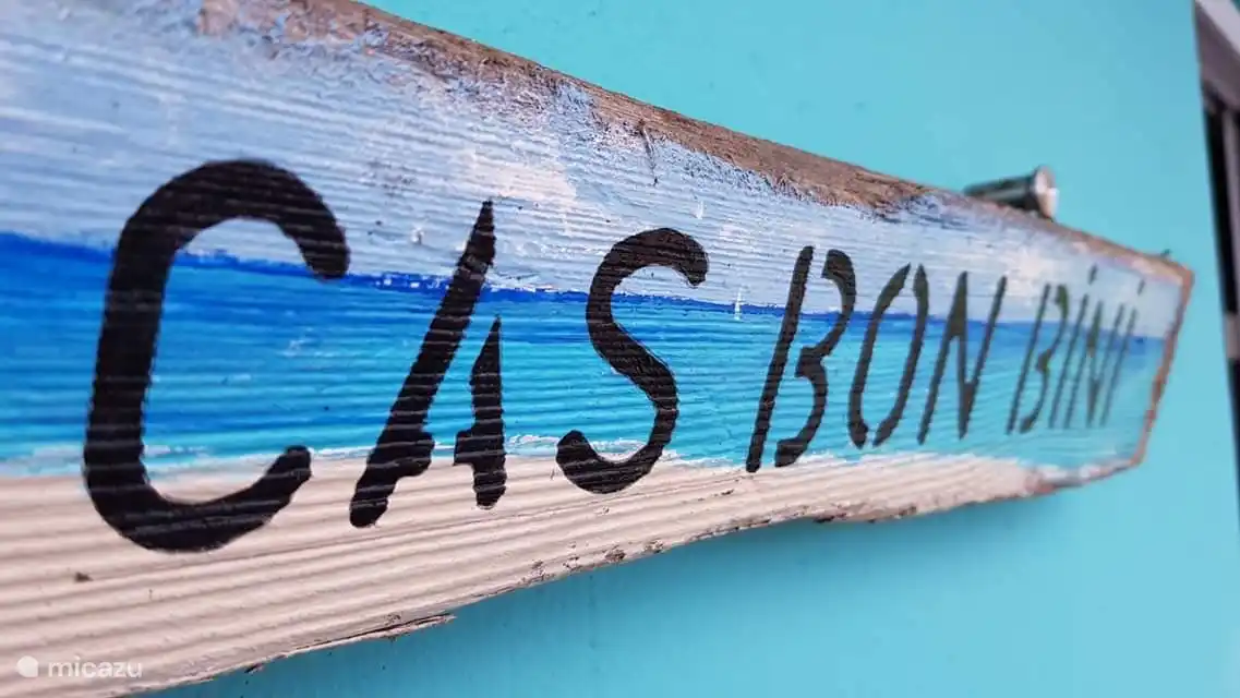 CAS steht für Haus und BON BINI für herzlich willkommen.