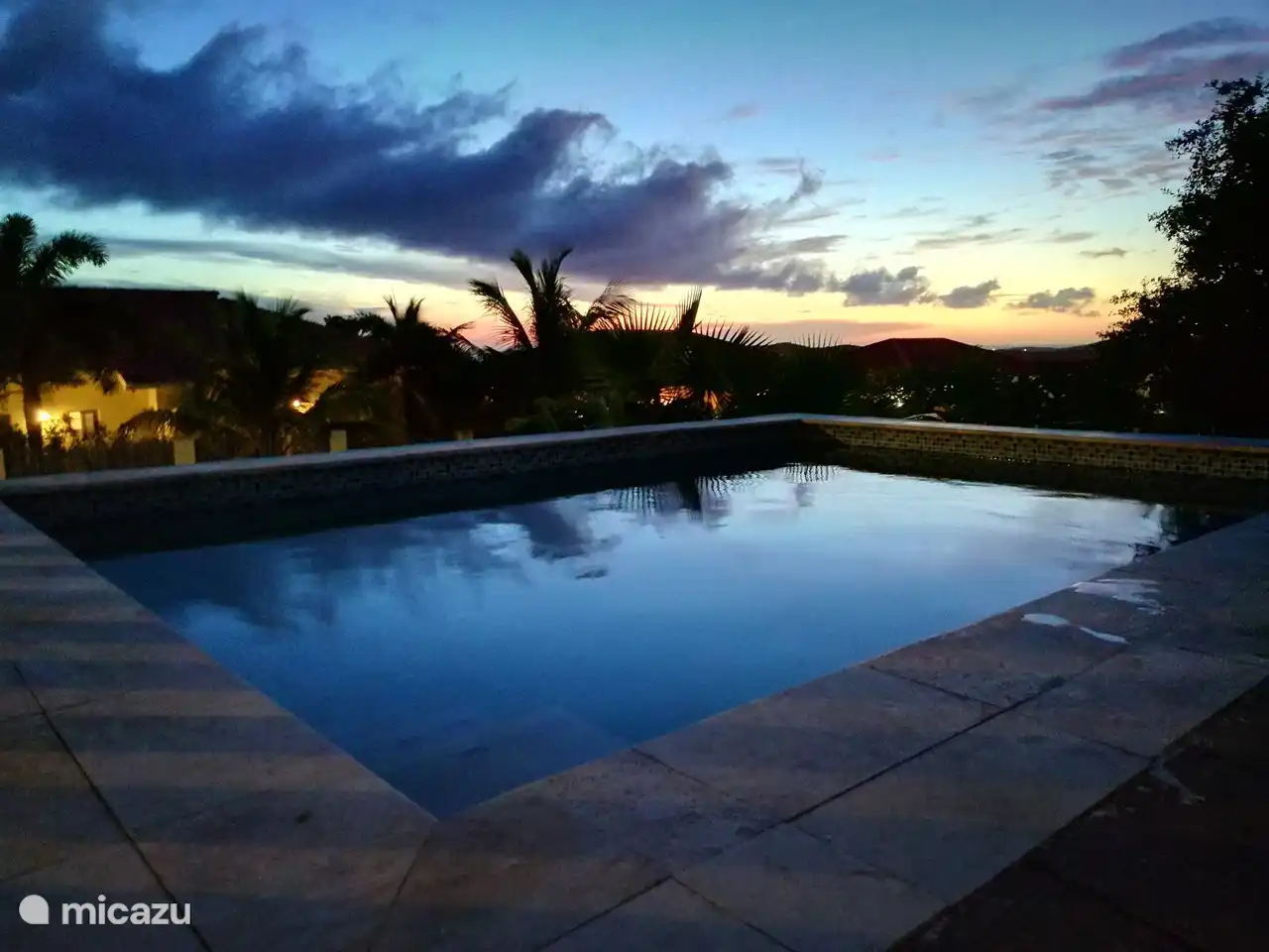 Pool bei Sonnenuntergang.