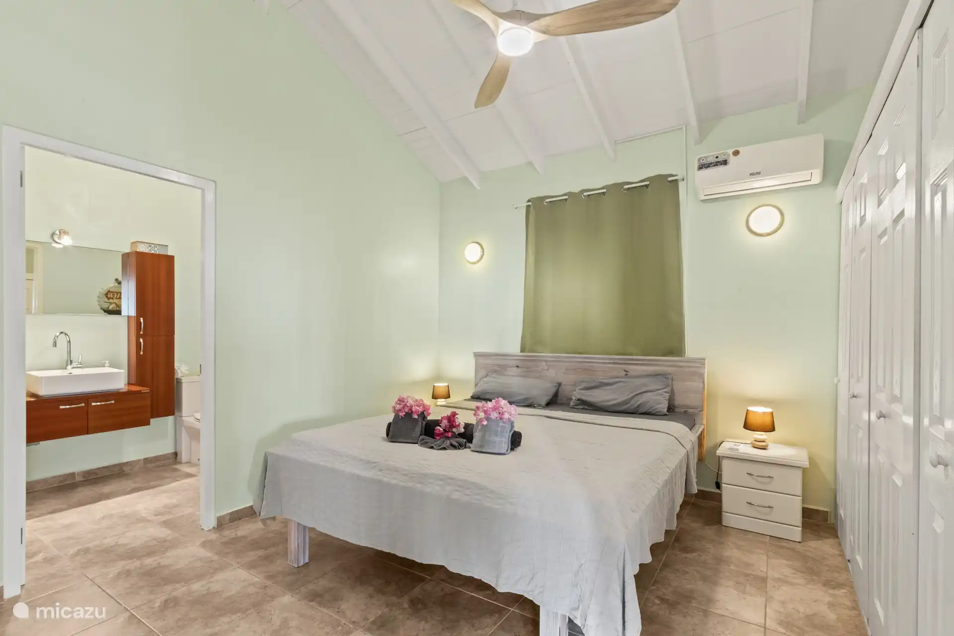 Hauptschlafzimmer mit eigenem Bad