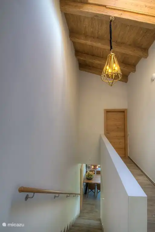 Nog een blik op de ruime hal op de eerste verdieping.