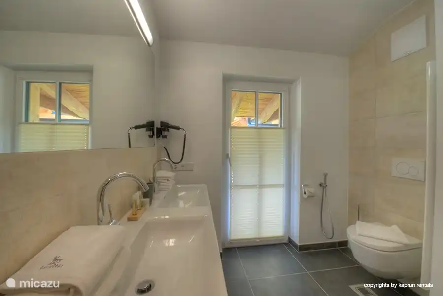 Alles is aanwezig in uw badkamer, zelfs voldoende licht van buiten.