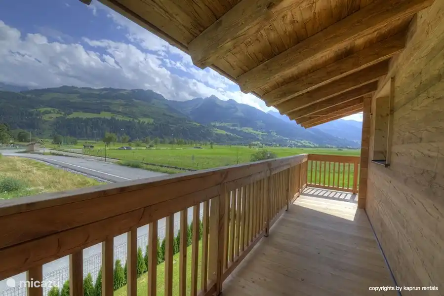 Veel balkonruimte, afgewerkt met prachtig hout.