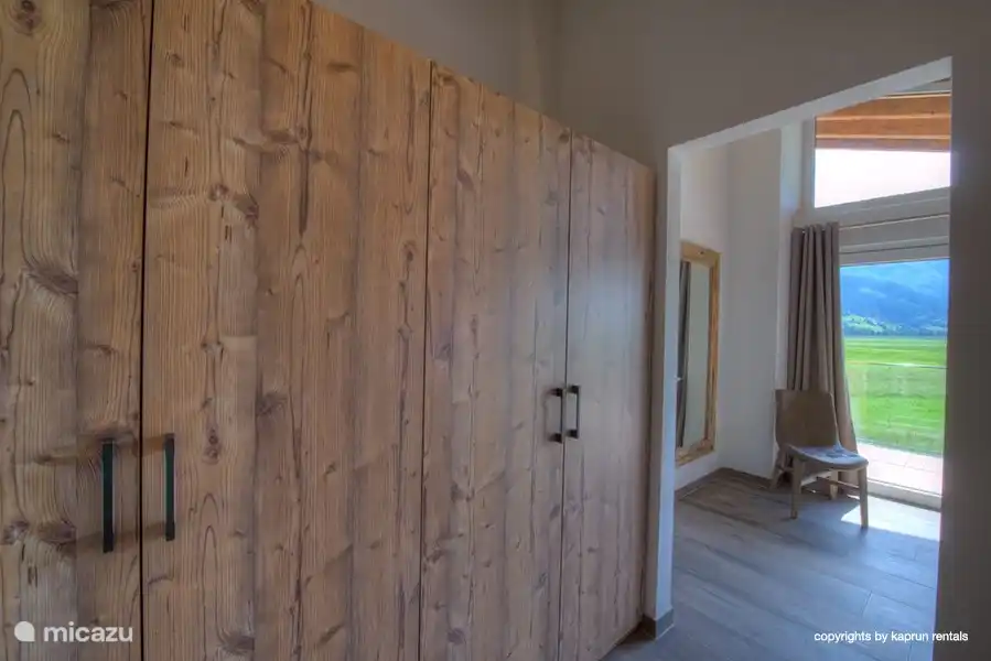 Altijd voldoende kastruimte van prachtig hout!