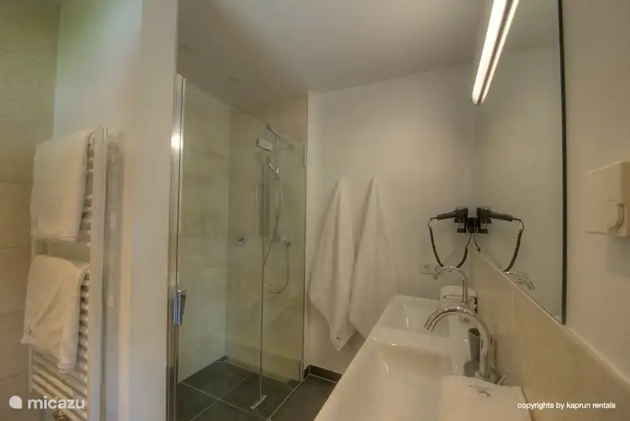 Nog een blik op 1 van de drie luxueuze badkamers.