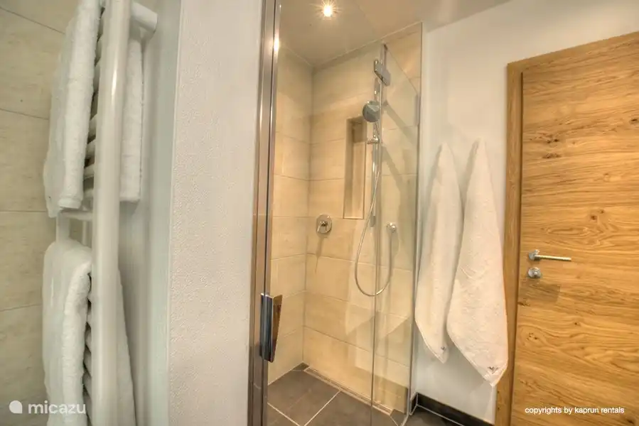 Nog een blik op 1 van de drie luxueuze badkamers.