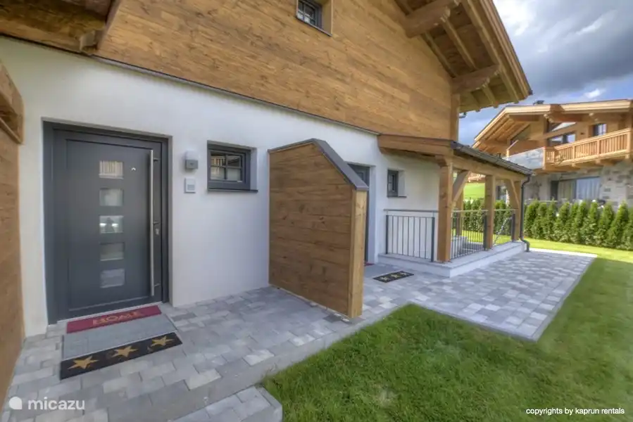 Ieder appartement heeft zijn eigen entree.