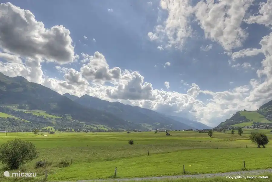 Schitterend uitzicht over de vallei en bergen