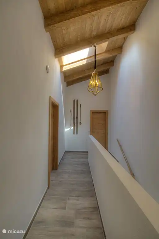 Een prachtig trappenhuis, met veel ruimte en mooie plafonds.