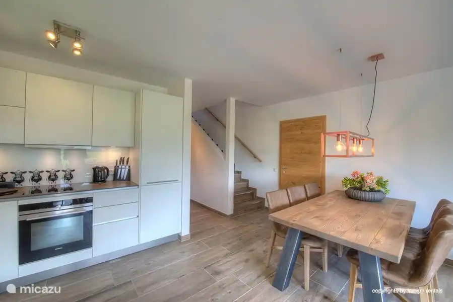 De open keuken met eettafel. Altijd heerlijk samenzijn!