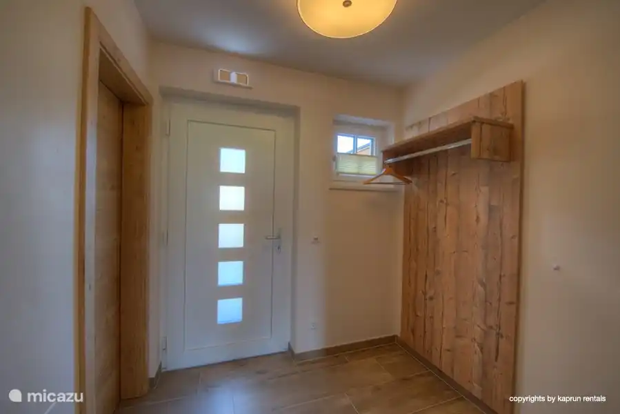 Uw entree, met voldoende plek voor uw jassen