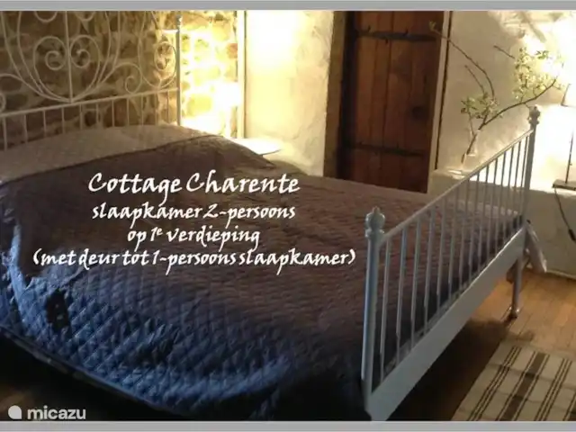 Domaine Charente - Gîte Charente | France, Charente, Mazières - gîte / cottage La chambre spacieuse au 1er étage, avec lit 160x200. La porte derrière le lit mène à la plus petite chambre double avec lit 140x200. Il dispose d’un grand espace de rangement et d’un canapé.