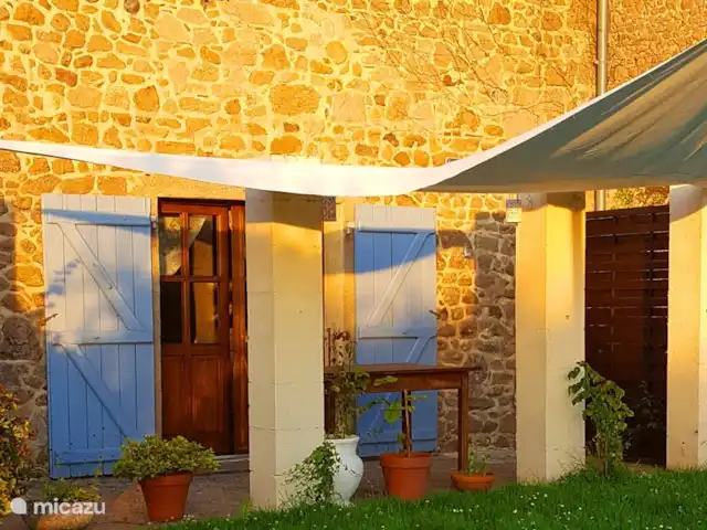 Domaine Charente - Gîte Charente | France, Charente, Mazières - gîte / cottage Arrière : terrasse avec table à manger et chaises. Chaises longues de luxe.