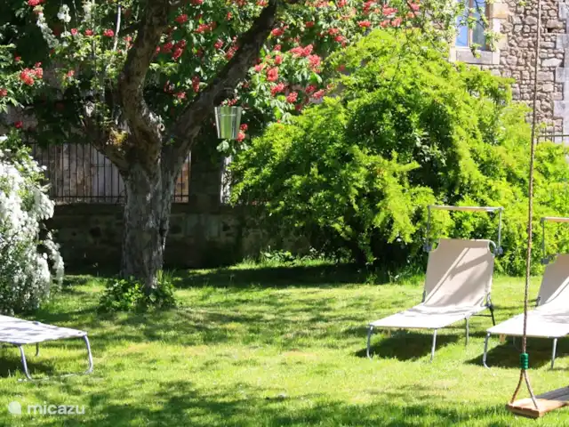 Domaine Charente - Gîte Charente | France, Charente, Mazières - gîte / cottage Belles vues de la cour arrière du chalet. Ici au premier plan l'ancienne école de filles de Mazières, aujourd'hui Mairie.