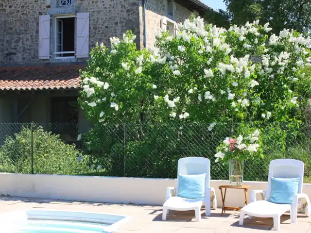 Domaine Charente - Gîte Charente | France, Charente, Mazières - gîte / cottage Le jardin anglais est aménagé et composé de manière à ce que les fleurs et les couleurs se succèdent par période. Couleur et parfum non stop...