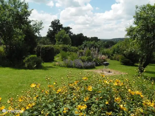 Domaine Charente - Gîte Charente | France, Charente, Mazières - gîte / cottage Vue magnifique et colorée sur la cour arrière. Qui a dit que l'herbe du voisin était plus verte ?!