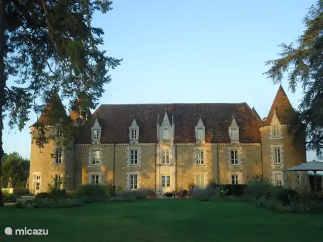 Domaine Charente - Gîte Charente | France, Charente, Mazières - gîte / cottage Fou de châteaux ? La Charente est richement dotée de beaux châteaux. On voit ici le château de Massignac.