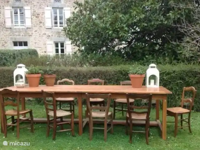 Domaine Charente - Gîte Charente | France, Charente, Mazières - gîte / cottage Table à café/boisson commune dans le jardin de devant
