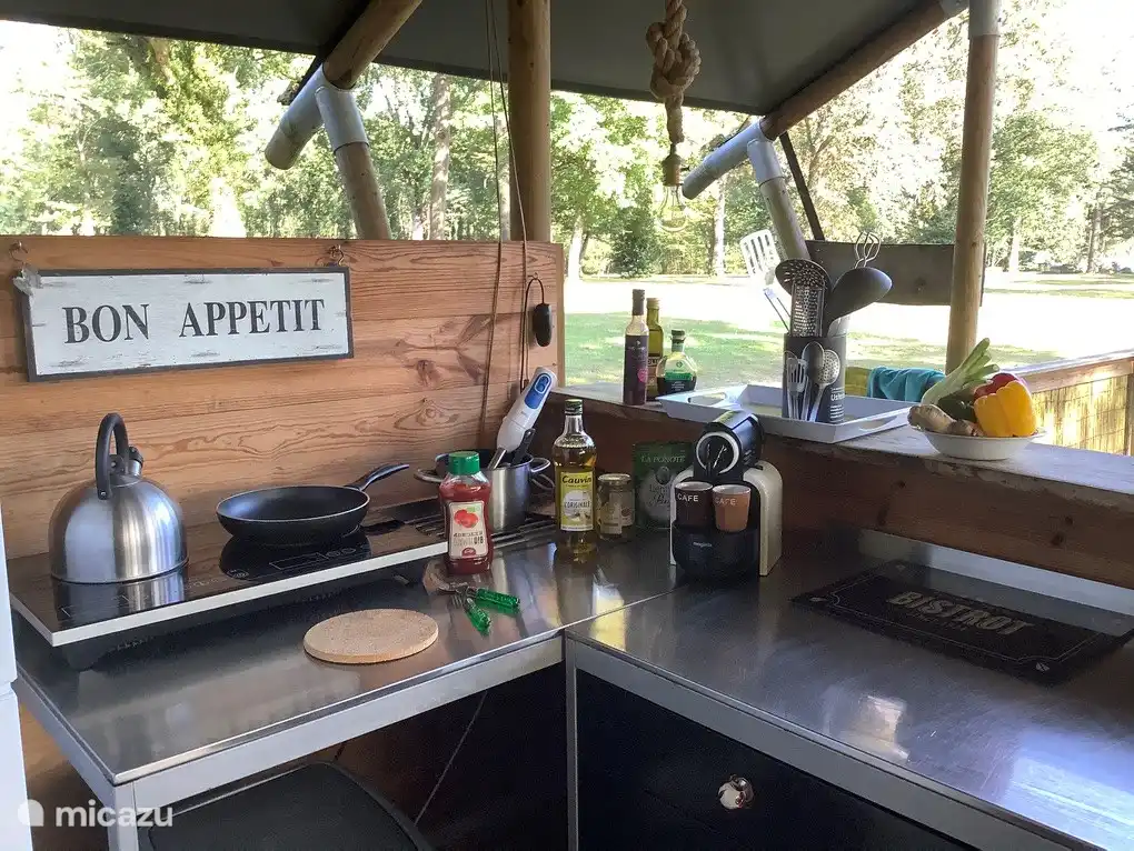 Disfruta de tu comida en Glamping la Mirande