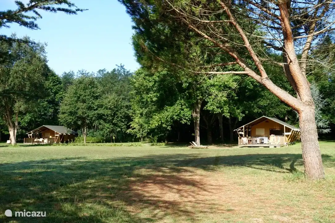 Unos 50 metros entre las tiendas de campaña en el glamping la Mirande