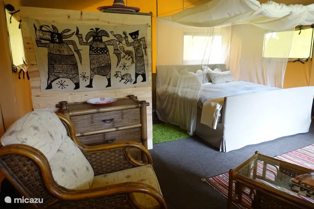 Asoma al interior de la tienda glamping la Mirande
