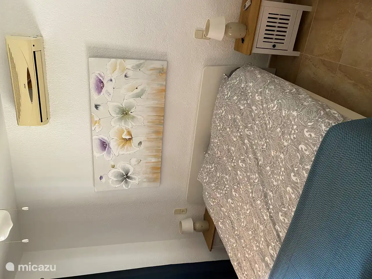 Chambre avec un lit double