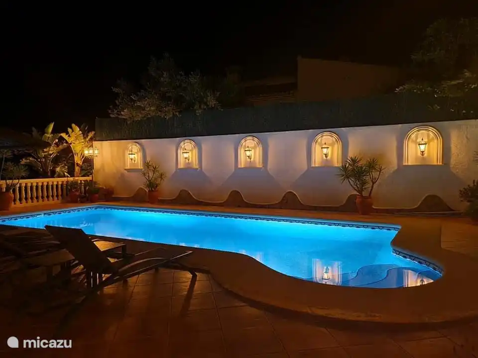 Piscine avec éclairage 
