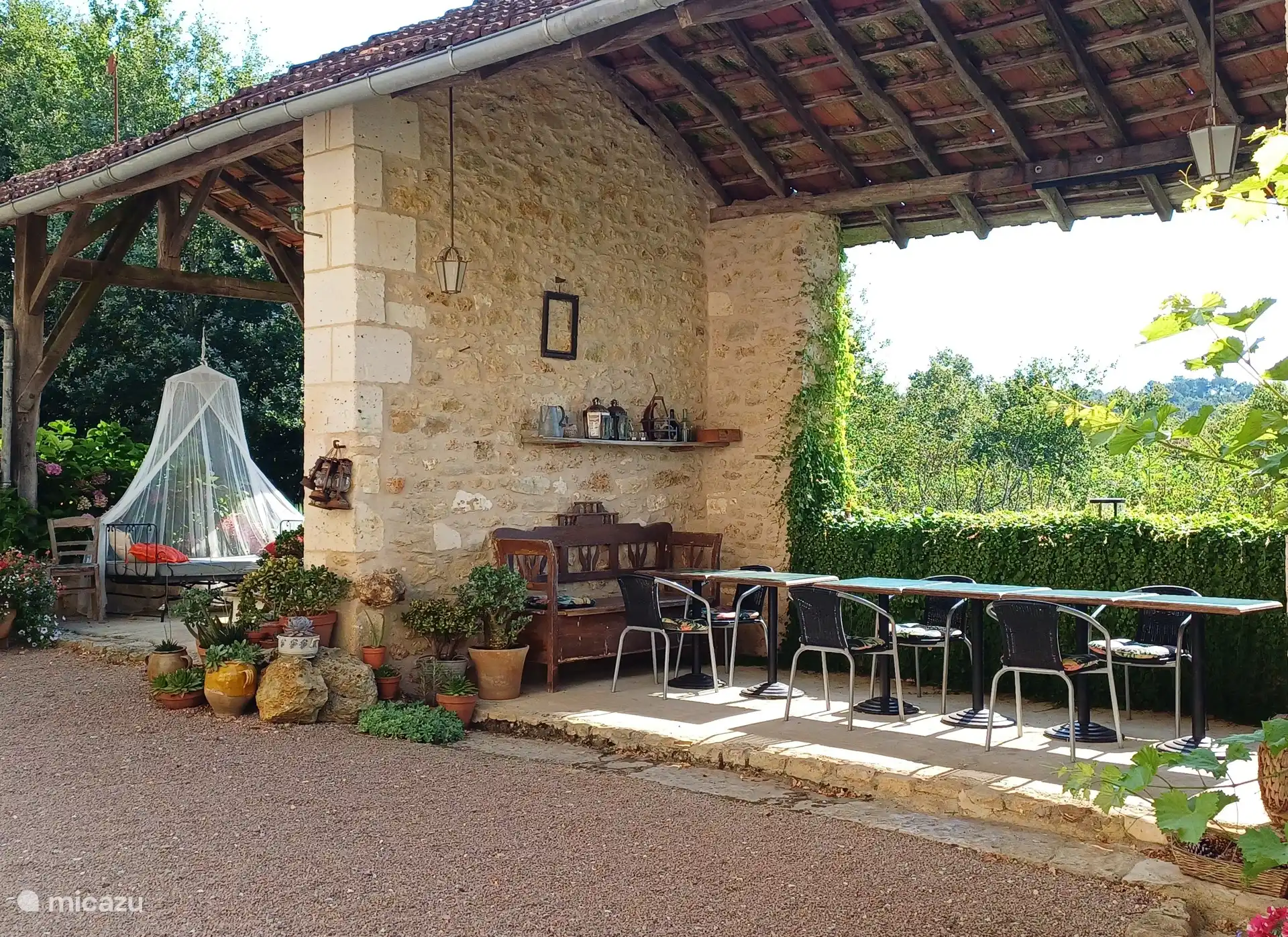 Terrasse couverte et espace lounge. Peut être utilisé par tous les invités.