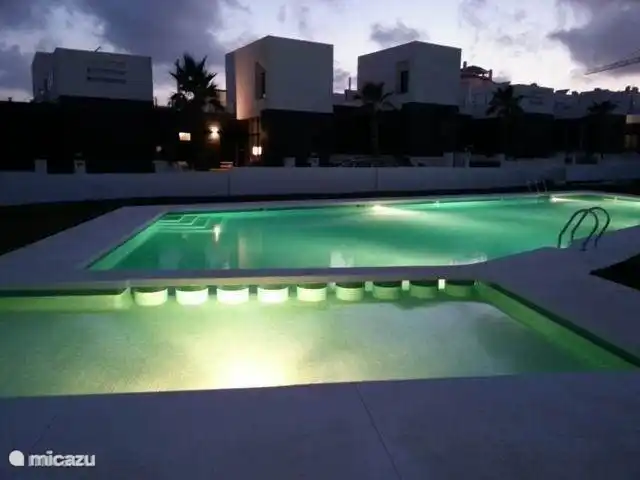 Schöner großer Pool mit Sonnenschirmen