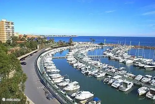 Angenehmer Yachthafen in der Nähe.