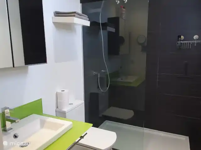 casa vacacional en España, Costa Blanca, Orihuela Costa – Golfo y Mar Baño 2 con ducha a ras de suelo, lavabo y WC