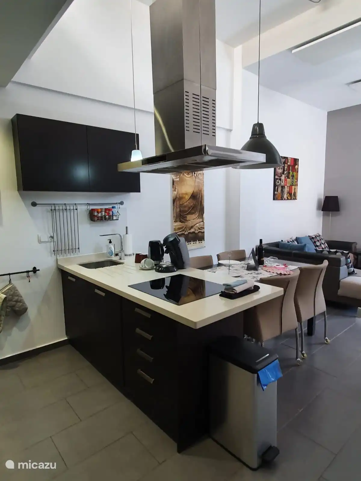 Moderne Kücheninsel mit allen Annehmlichkeiten.