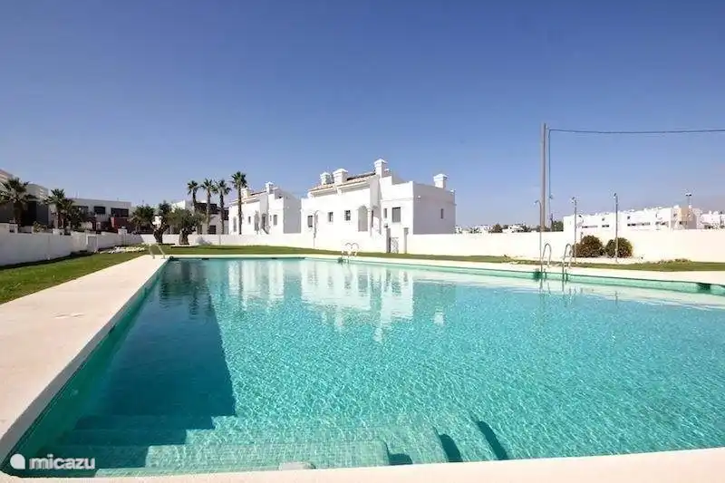 Schönes großes Schwimmbad vor der Haustür