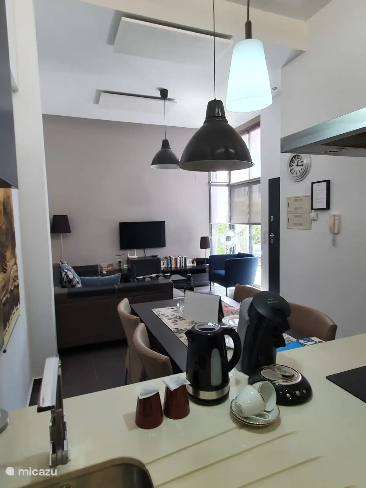 Esstisch mit 4 Stühlen in einer Reihe mit der Küche