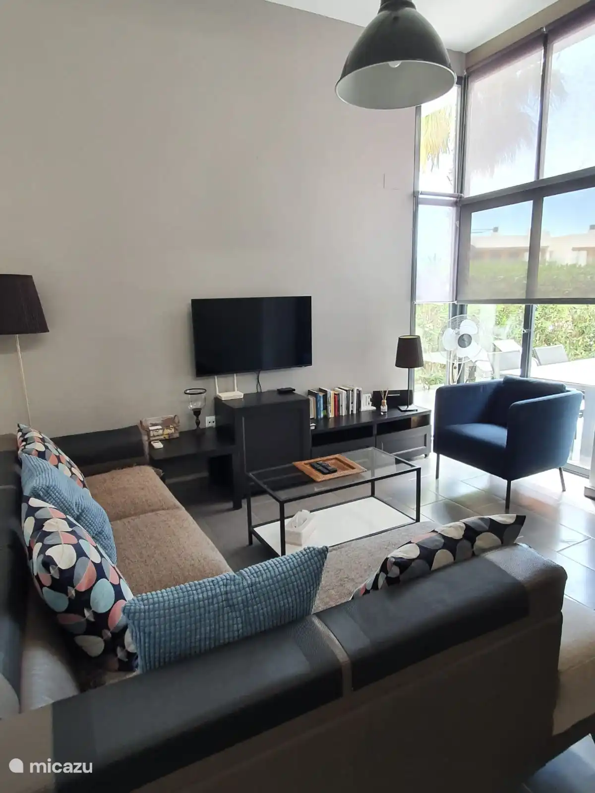 Superschnelles Glasfaser-Internet ist verfügbar. Angrenzend an das Wohnzimmer befindet sich eine große Terrasse im Erdgeschoss