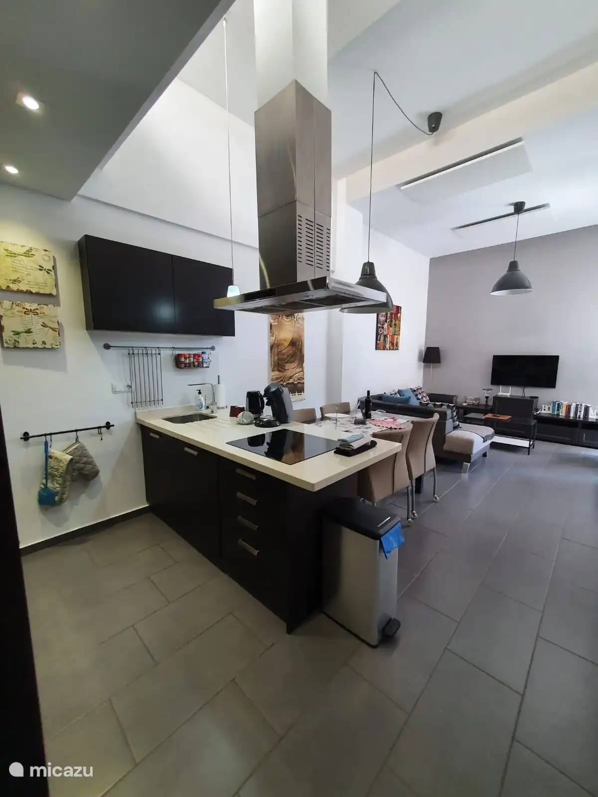 Das Wohnzimmer gefolgt von der Küche