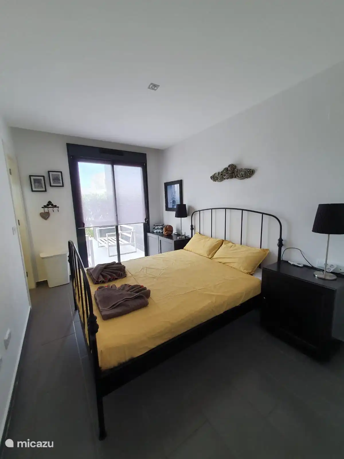 Schlafzimmer 2 mit angrenzendem Badezimmer 2. Ausgestattet mit Klimaanlage