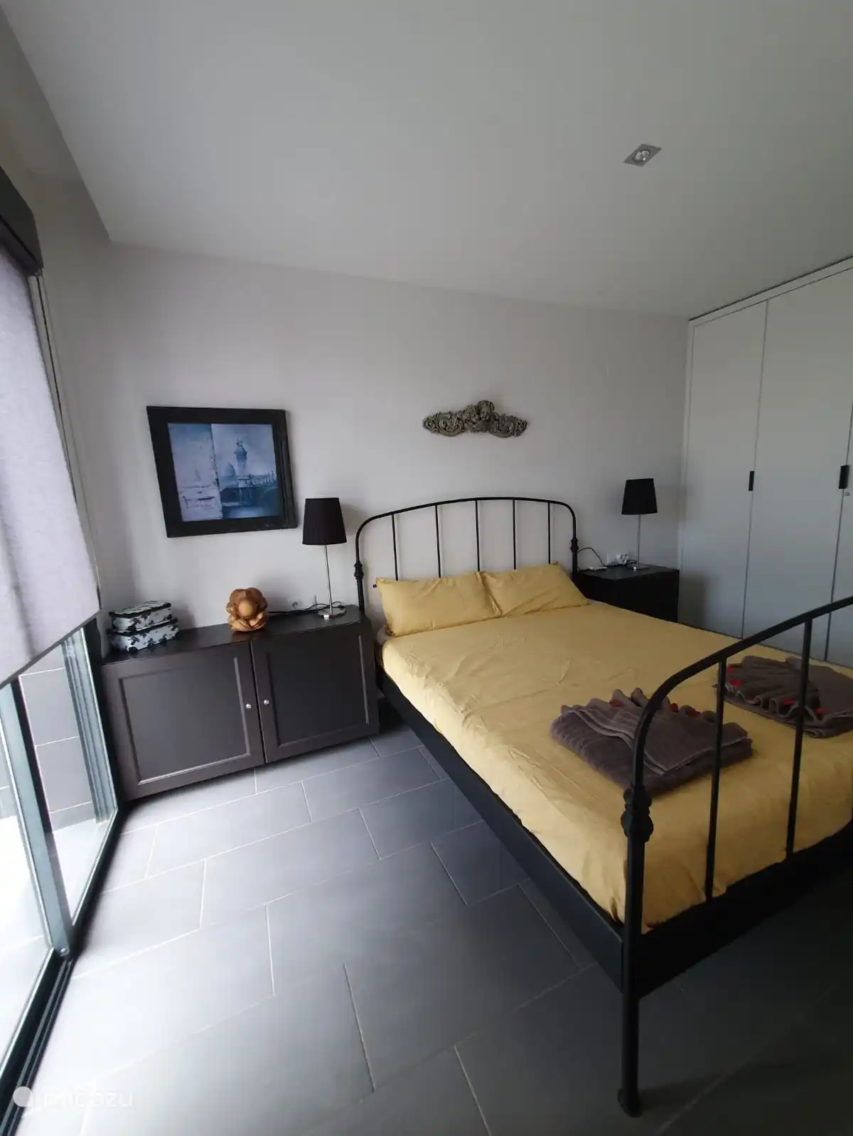 Schlafzimmer 2 mit großem Stauschrank