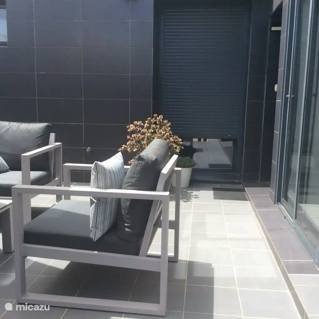 Die Terrasse im Erdgeschoss verfügt über bequeme Sitzgelegenheiten