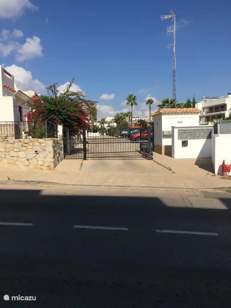 Das Haus und der Parkplatz befinden sich im Innenhof einer geschlossenen Domäne mit 2 automatischen Einfahrtstoren 