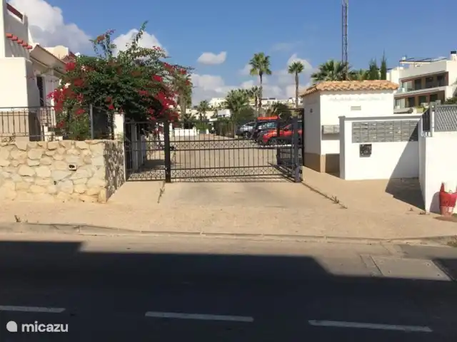 casa vacacional en España, Costa Blanca, Orihuela Costa – Golfo y Mar La casa y el aparcamiento se encuentran en el patio de un dominio cerrado con 2 puertas de entrada automáticas