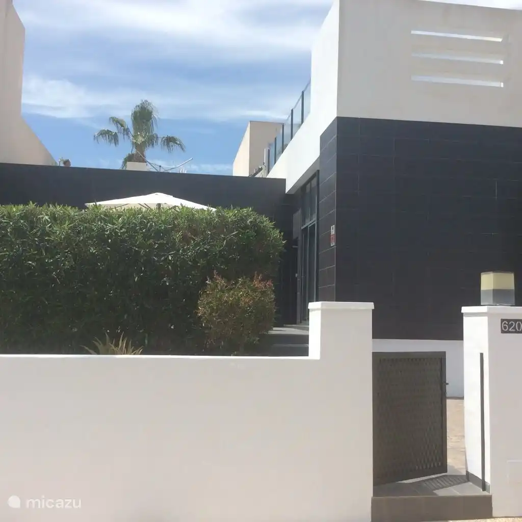 Eingangshaus. Die hohe Hecke bietet viel Privatsphäre auf der Terrasse im Erdgeschoss