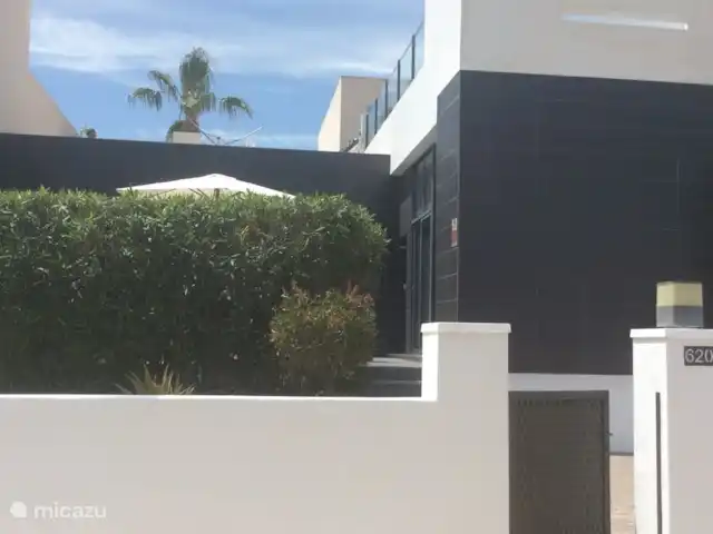 casa vacacional en España, Costa Blanca, Orihuela Costa – Golfo y Mar Casa de entrada. El seto alto da mucha privacidad en la terraza de la planta baja