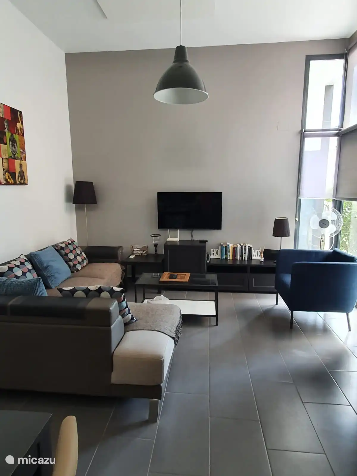 Gemütliche Sitzecke mit Flachbildfernseher