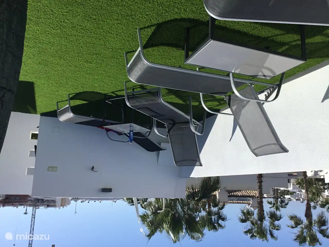 Die sonnige obere Terrasse verfügt über 4 bequeme Liegen.