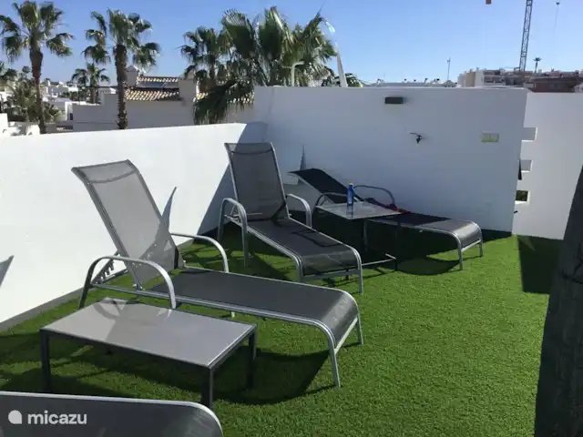 casa vacacional en España, Costa Blanca, Orihuela Costa – Golfo y Mar La soleada terraza superior dispone de 4 cómodas tumbonas.