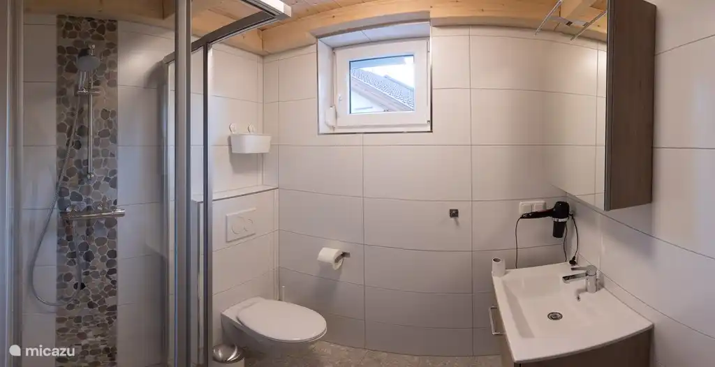 Zwei identische Bäder komplett ausgestattet