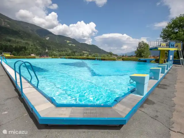 Villa Sonnata huren in Oostenrijk, Karinthië, Kötschach-Mauthen - geschakelde woning De Aquarena ligt pal achter de woning!